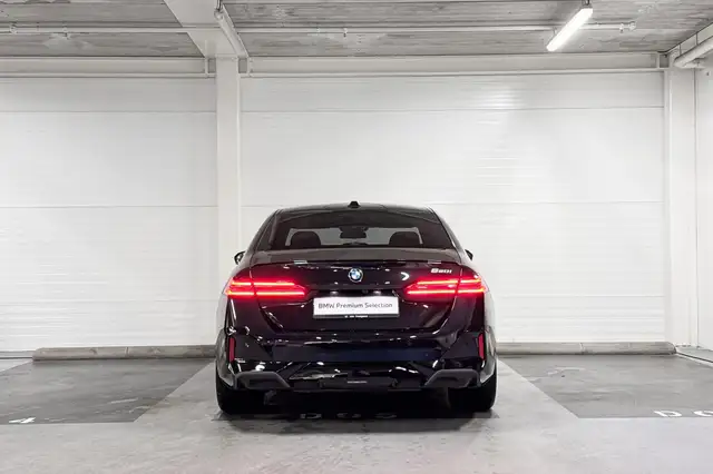 BMW 5 Series view 7
