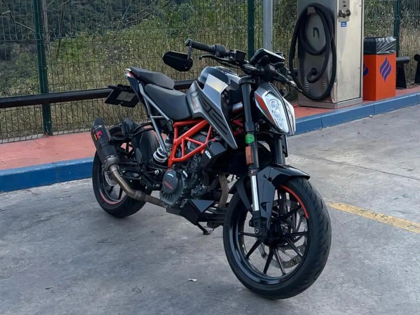 KTM 125 Duke KTM Duke 125 con linea akrapovic original y homologada Plateado - 1