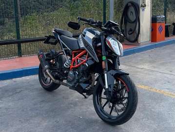 KTM Duke 125 con linea akrapovic original y homologada