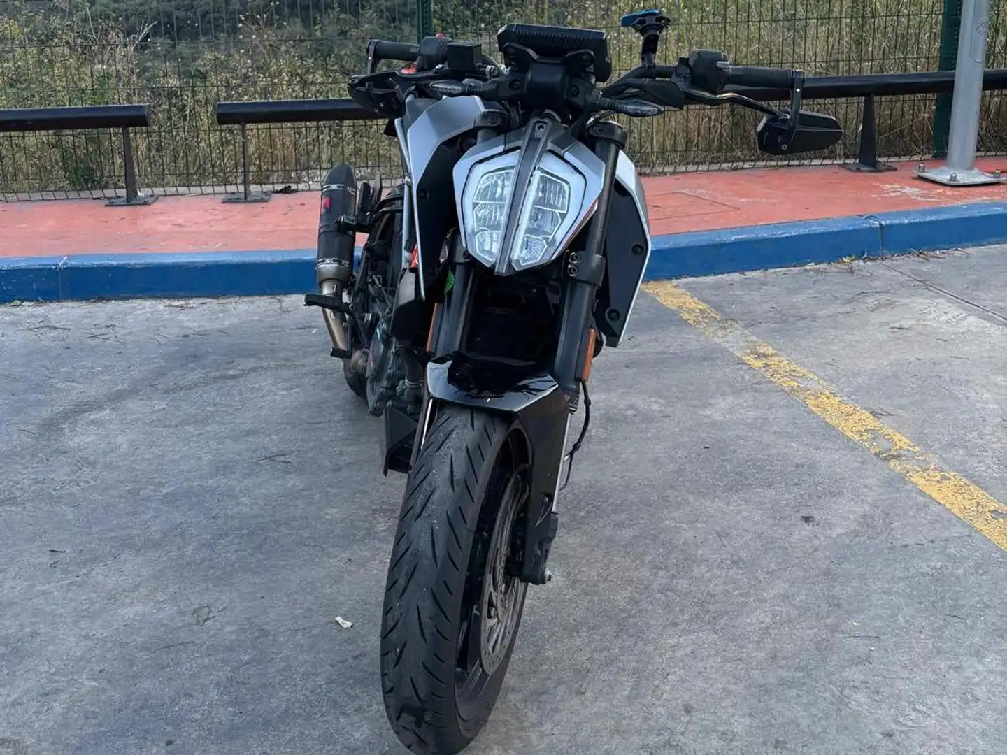 KTM 125 Duke KTM Duke 125 con linea akrapovic original y homologada Plateado - 2