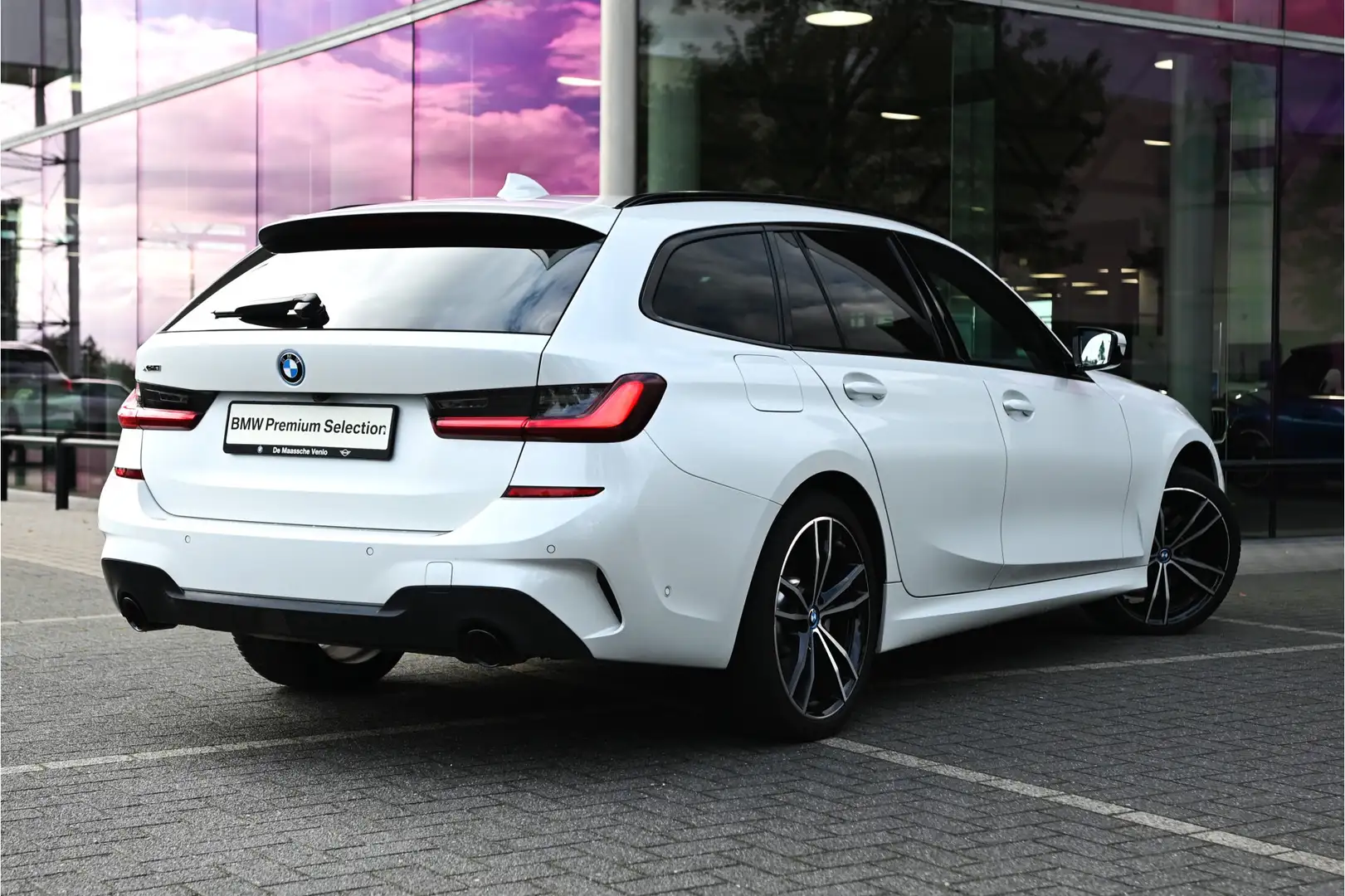 BMW 330 3 Serie Touring 330e xDrive High Executive M Sport Wit - 2