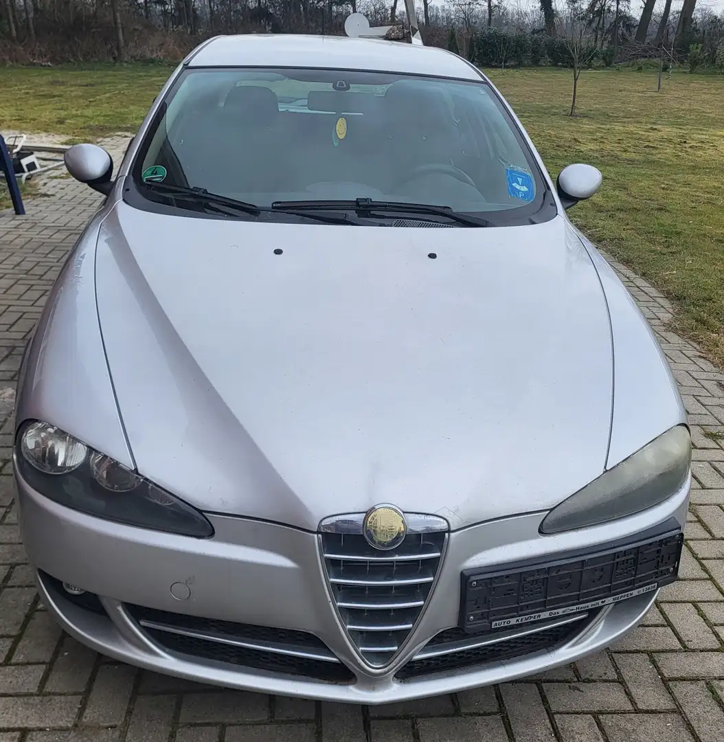 Alfa Romeo 147 1.9 JTD 8V Stříbrná - 1
