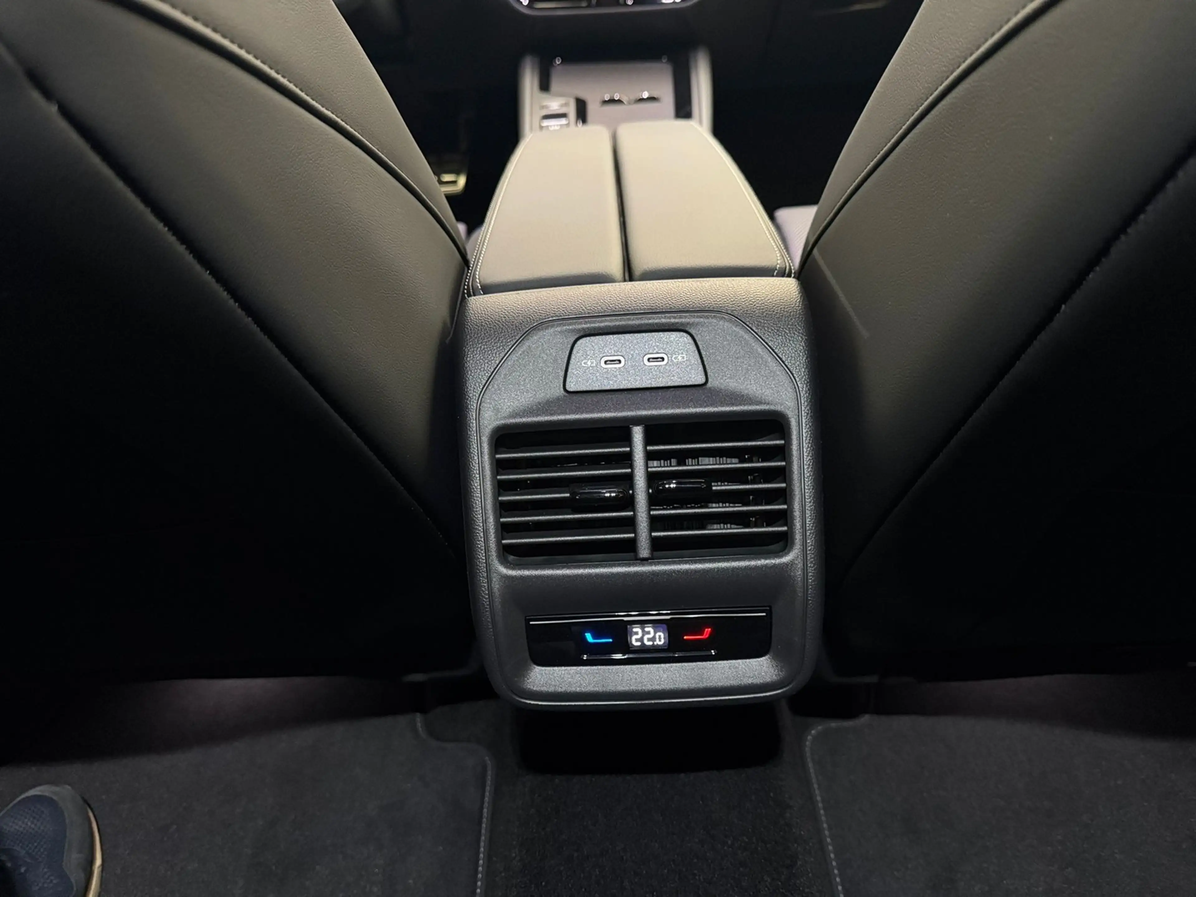 Volkswagen Passat R-LINE 2.0TDI DSG+AHK+HUD+MATRIX+RFK+DCC+ACC — photo 10