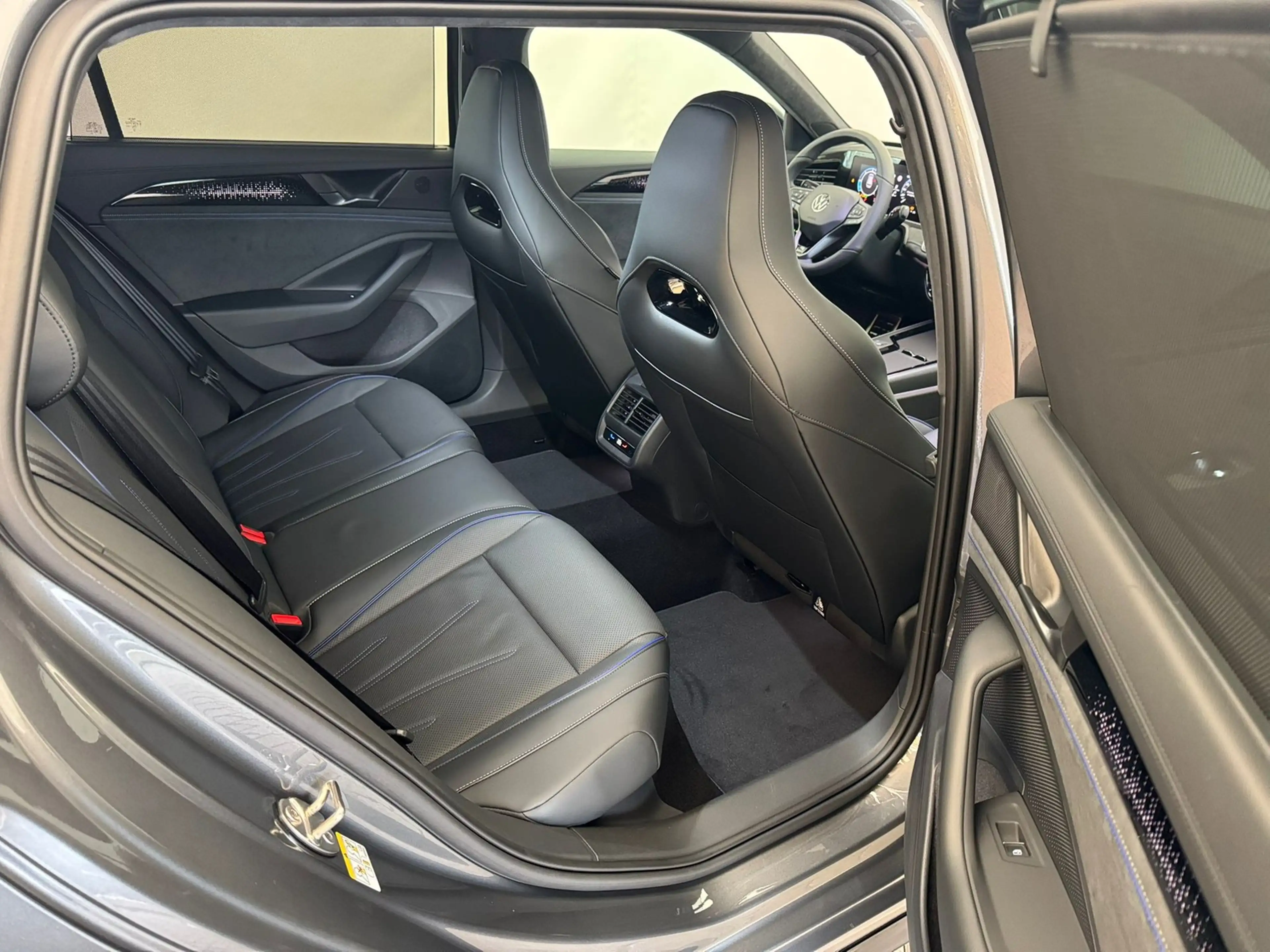 Volkswagen Passat R-LINE 2.0TDI DSG+AHK+HUD+MATRIX+RFK+DCC+ACC — photo 11