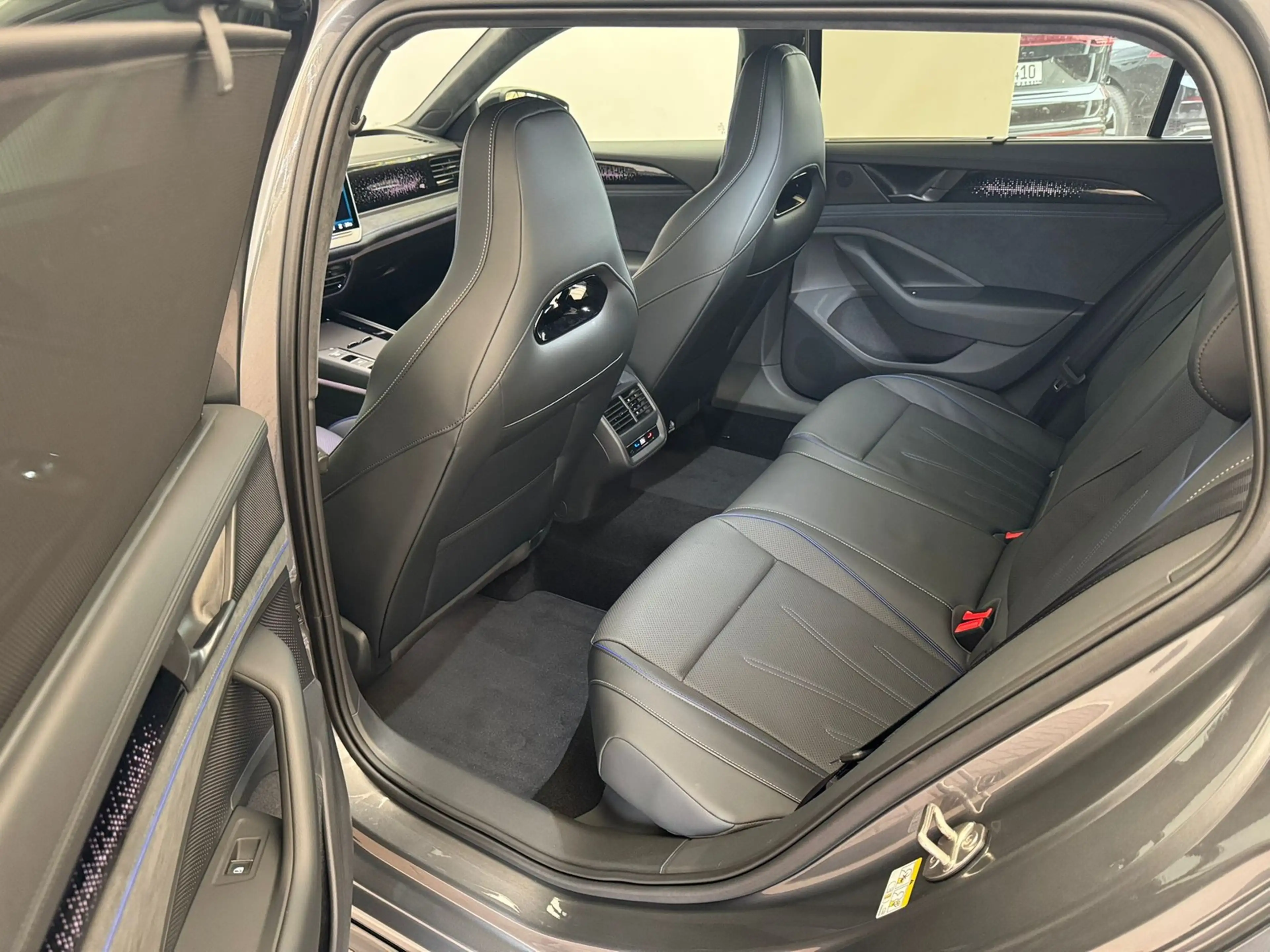 Volkswagen Passat R-LINE 2.0TDI DSG+AHK+HUD+MATRIX+RFK+DCC+ACC — photo 9