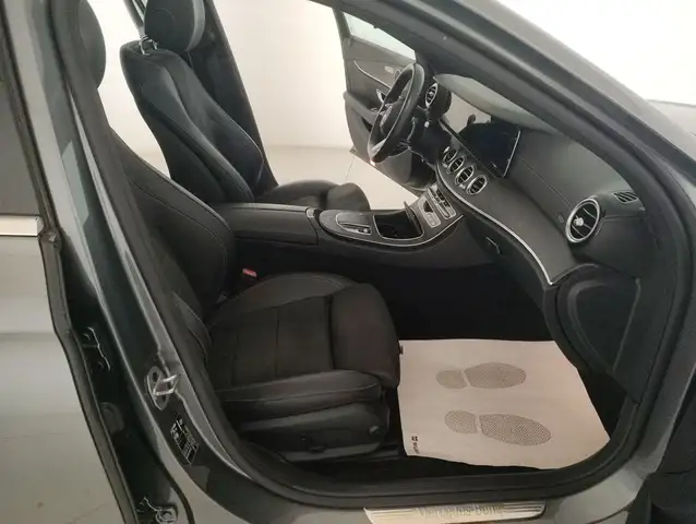Mercedes-Benz 220 view 10