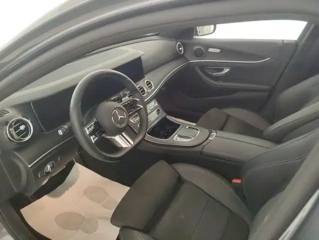 Mercedes-Benz 220 view 6