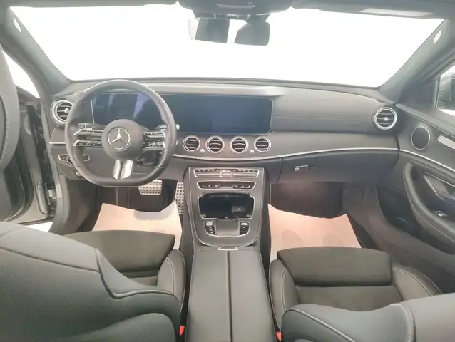 Mercedes-Benz 220 view 8