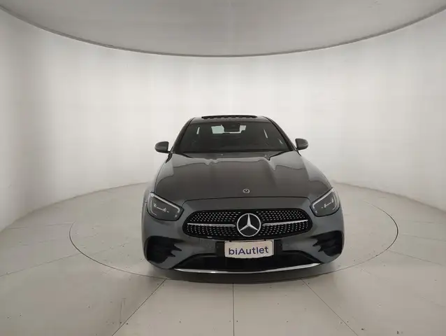 Mercedes-Benz 220 view 2