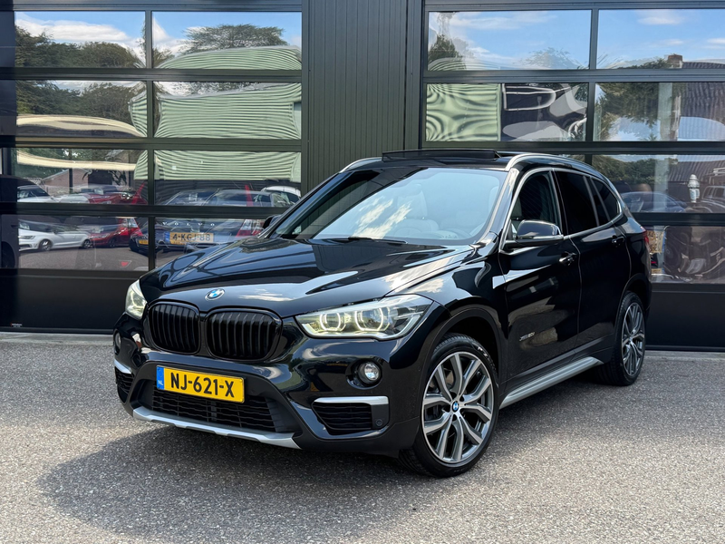 BMW X1 XDrive20i X-Line Pano Headup Camera M-Stuur 19'inc