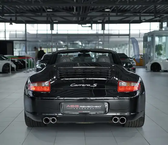Porsche 911 view 7