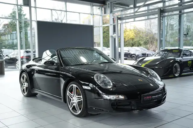 Porsche 911 view 4