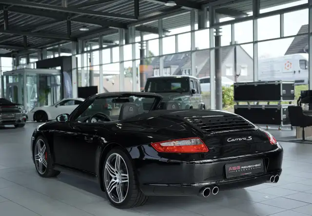 Porsche 911 view 8