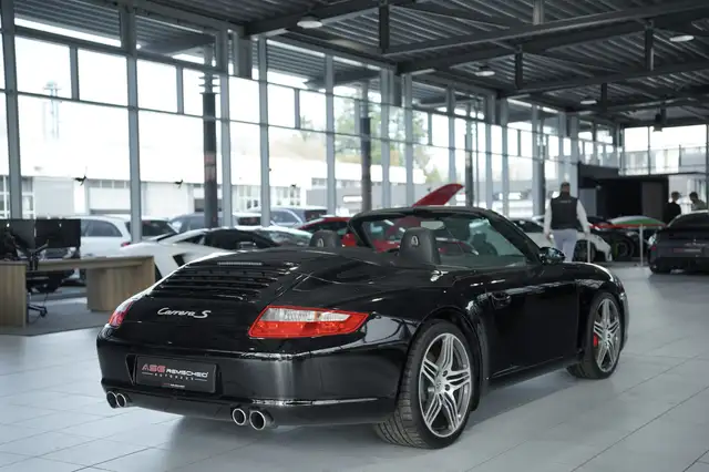 Porsche 911 view 6