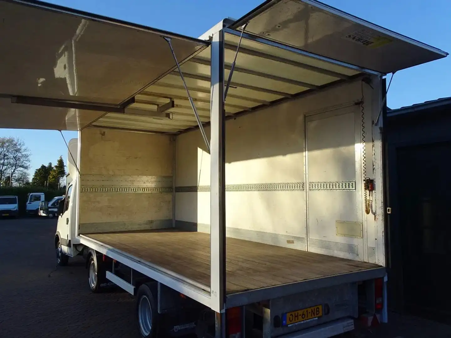 Iveco Daily 35C17 Be combinatie be trekker podium oplegger 308 Wit - 1