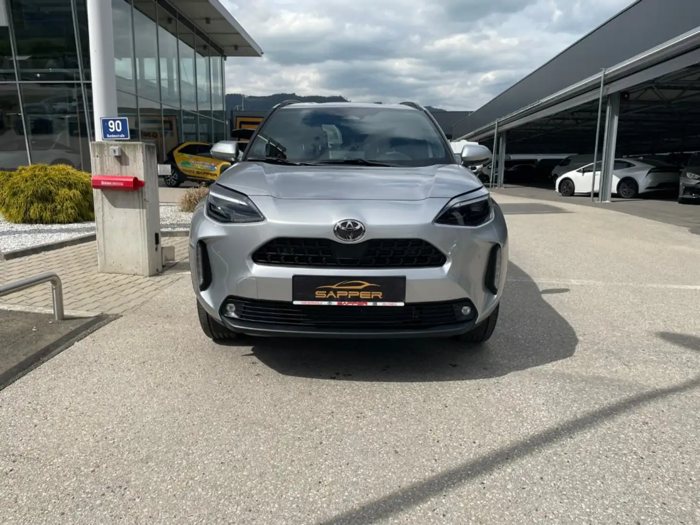 Toyota Yaris Cross - 1,5 l 4x4 HY  Active Drive Silber - 2