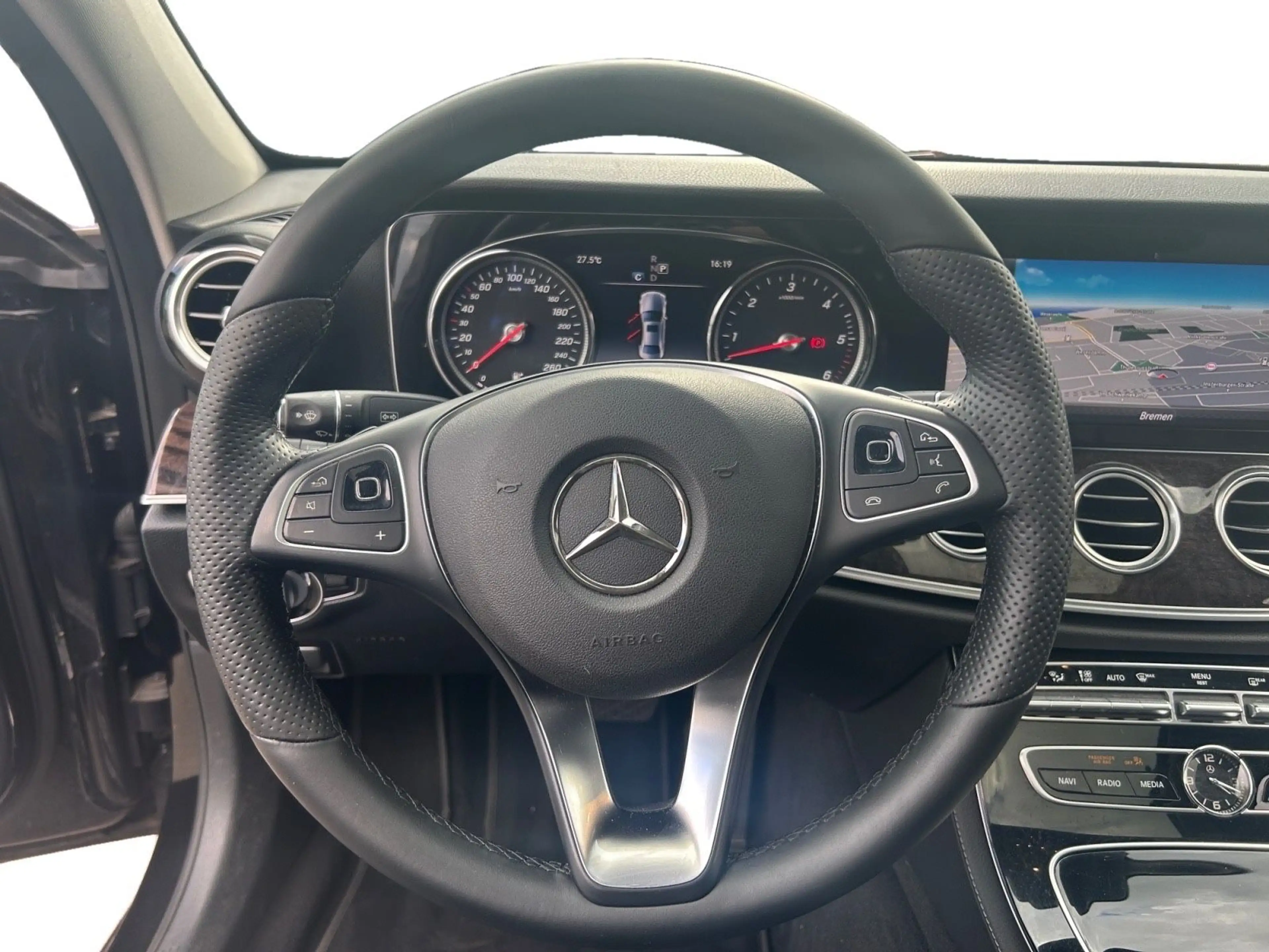 Mercedes-Benz E 350 AMG Line Memory-Paket Standheizung — photo 12