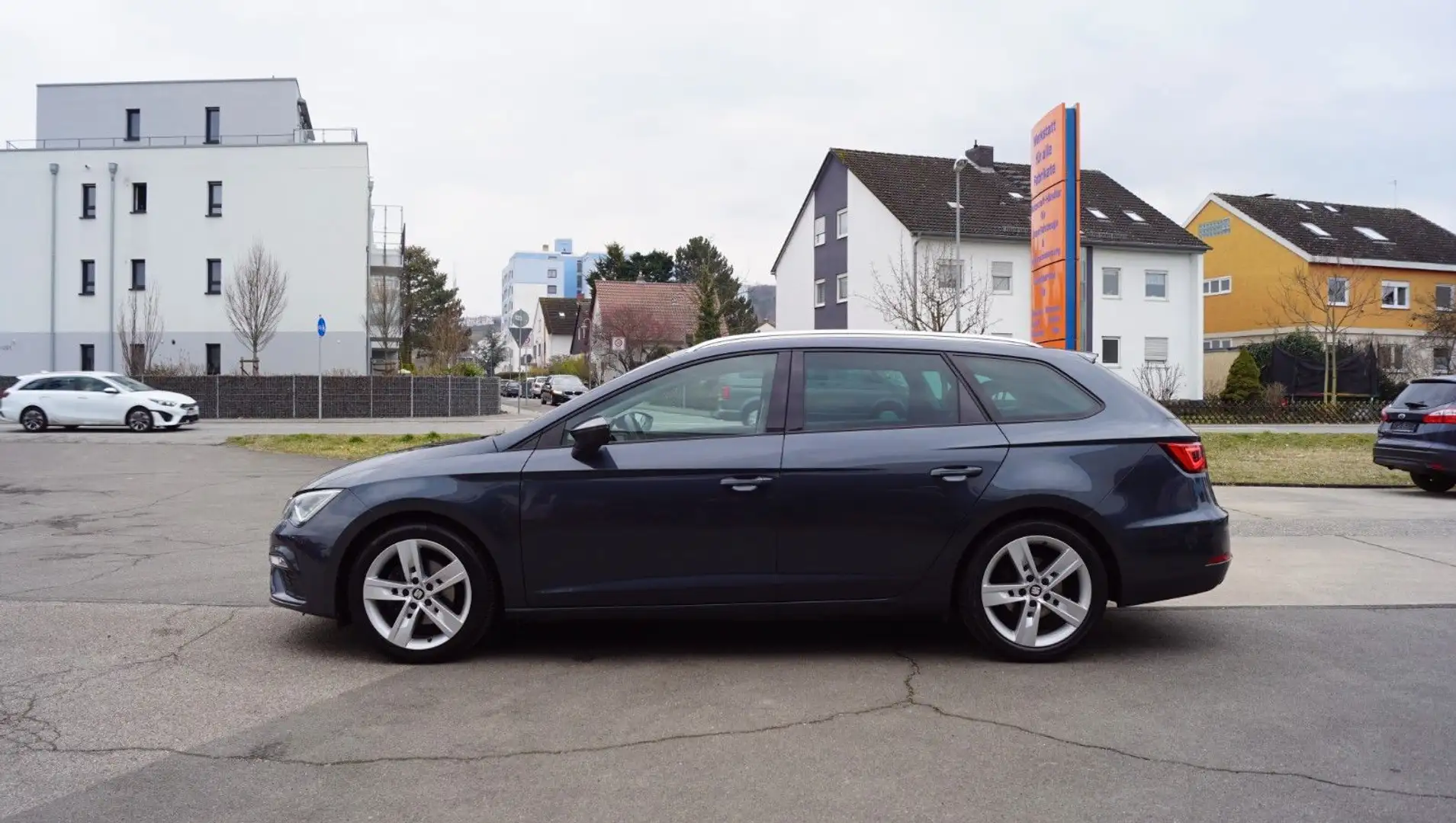 SEAT Leon ST 1.5 DSG "FR Black Matt Edition" AHK+VOLL Grau - 2