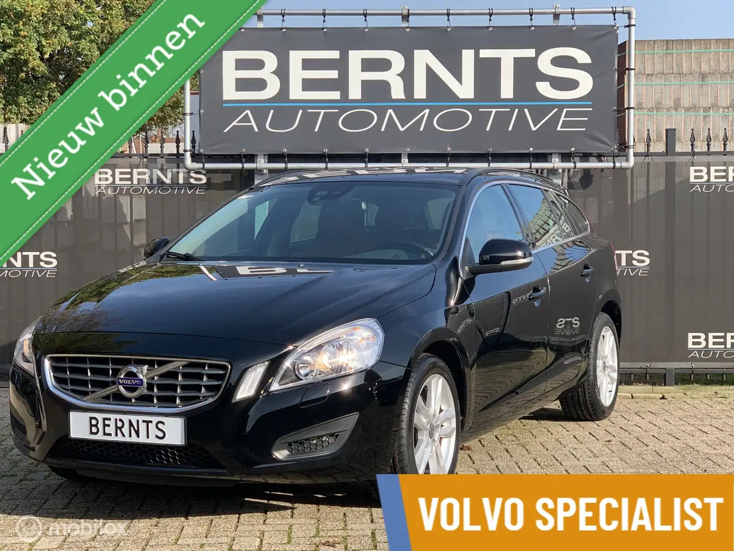 Volvo V60 T4 Momentum|Leder|Navigatie|Bluetooth|Stoelverwarm Zwart - 1