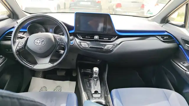 Toyota C-HR view 11