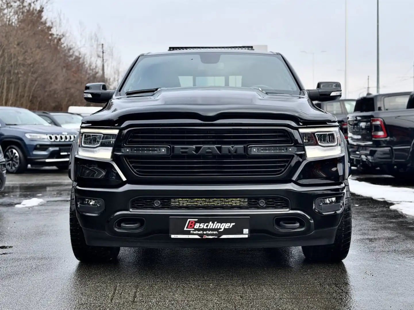 Dodge RAM Quad Cab Laramie Luft/NAP/Widebody  Herzlich willkommen beim Autohaus Baschinger!
Zum Verkauf bieten wir Ihnen einen Dod Noir - 2
