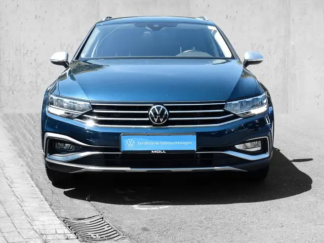 Volkswagen Passat Alltrack view 5