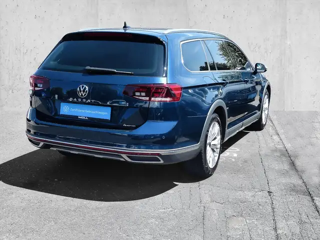Volkswagen Passat Alltrack view 3
