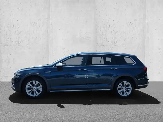Volkswagen Passat Alltrack view 4