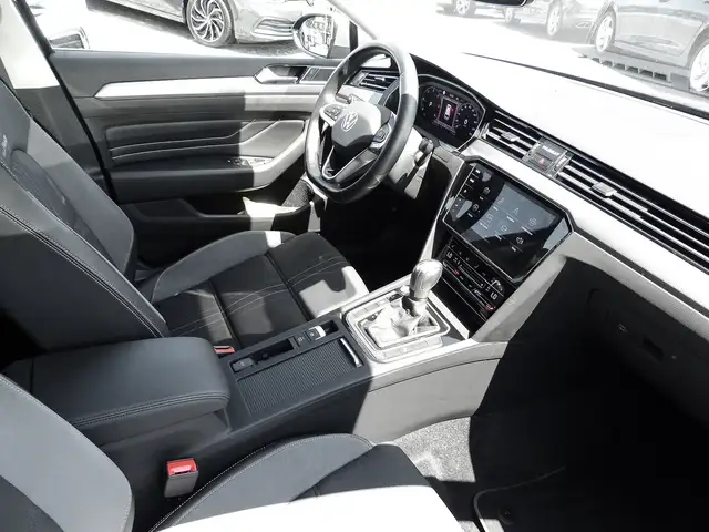 Volkswagen Passat Alltrack view 8
