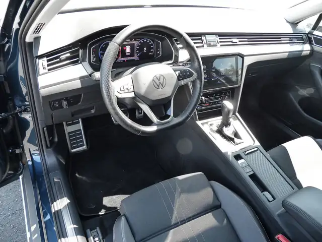 Volkswagen Passat Alltrack view 9