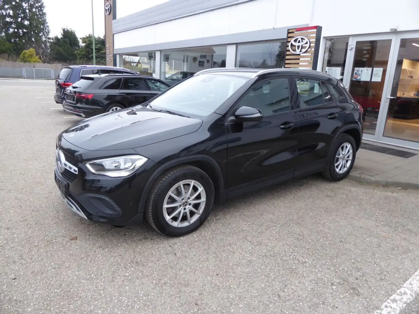 Mercedes-Benz GLA 180 d Aut. *KAMERA*AHK*SHZ* Schwarz - 2