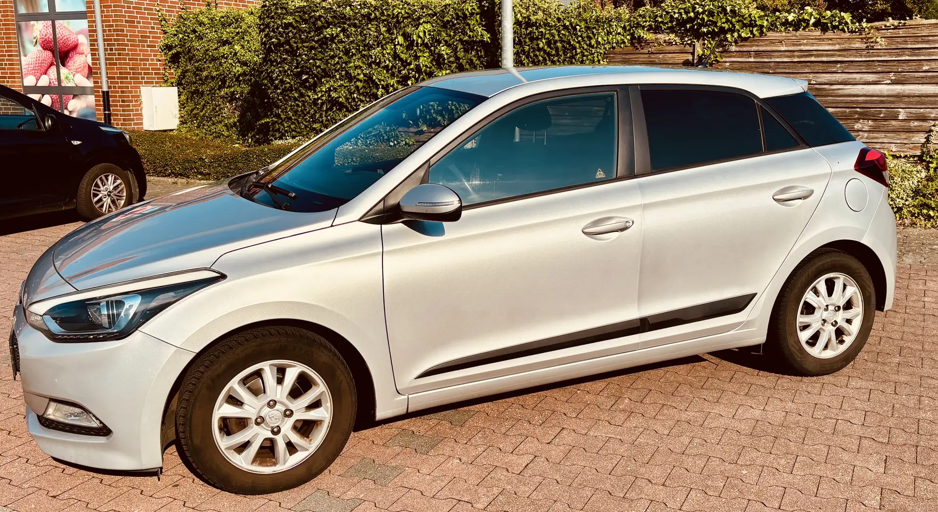 Hyundai i20 1.2 Classic Silber - 2