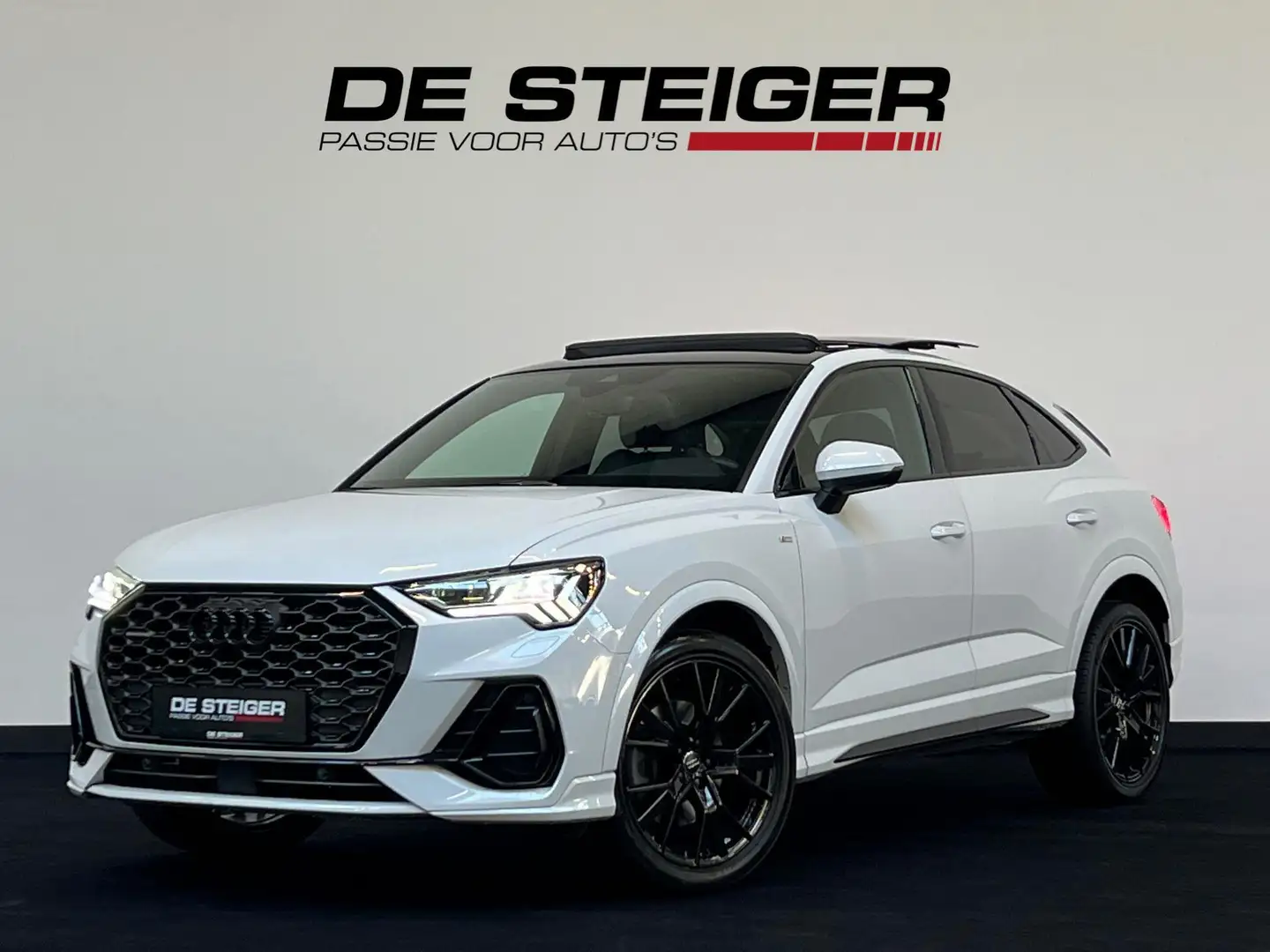 Audi Q3 Sportback 45 TFSI e 3 x S line Pano Sfeer Leder RS Wit - 1
