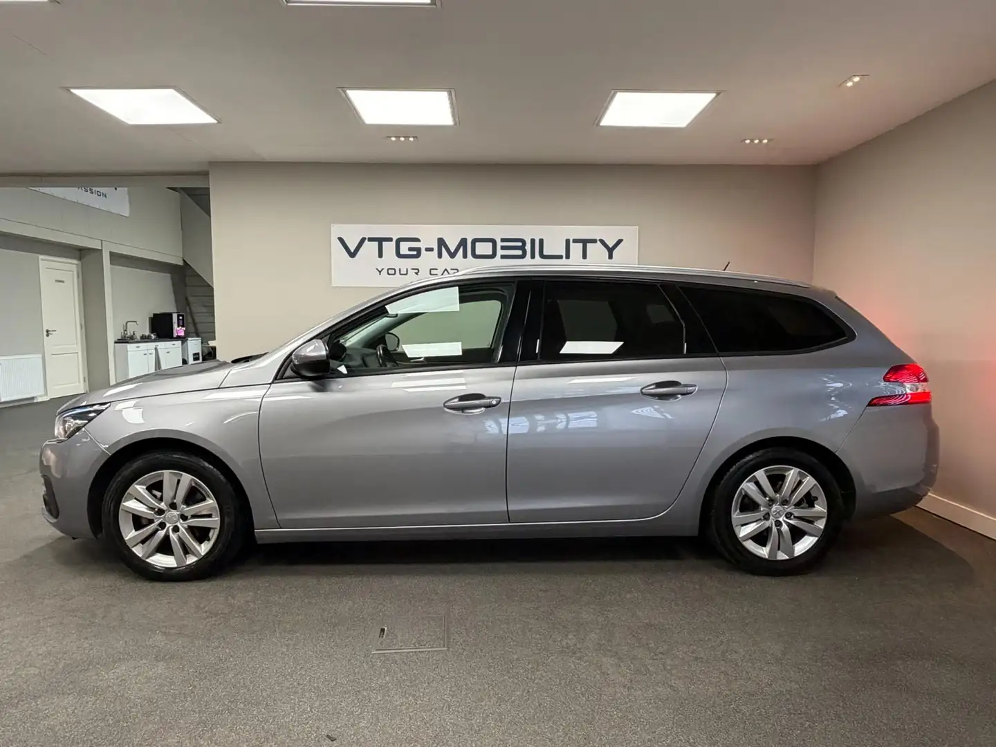 Peugeot 308 SW 1.2 PureTech Blue Lease Executive Navi|Pano|PDC Grijs - 2