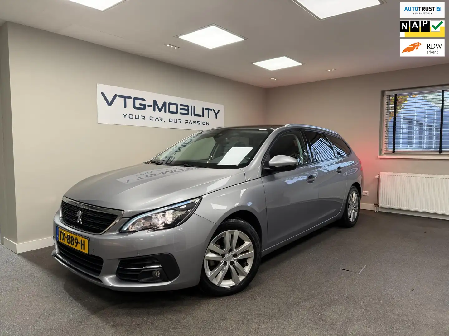 Peugeot 308 SW 1.2 PureTech Blue Lease Executive Navi|Pano|PDC Grijs - 1