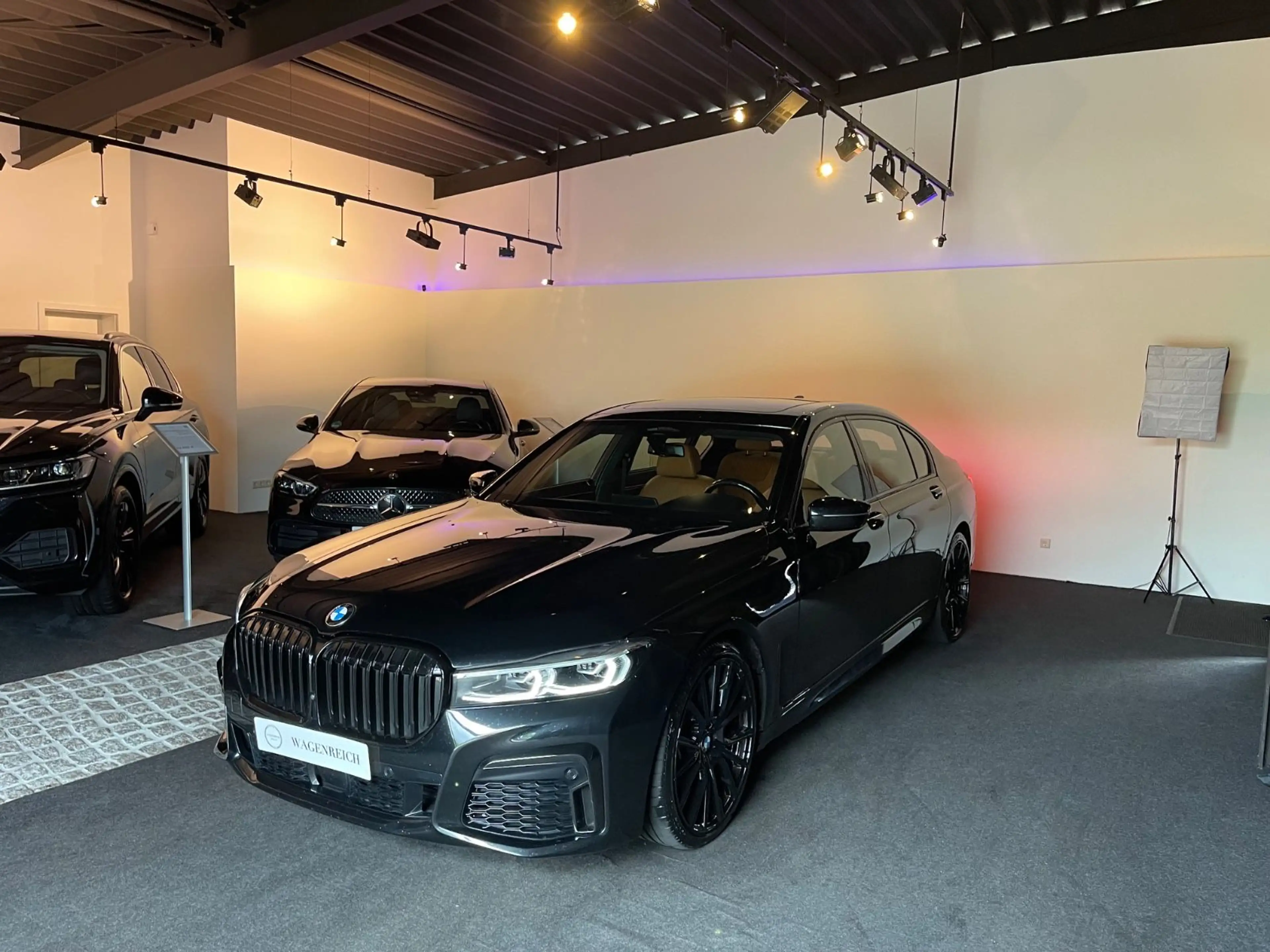 BMW 750 i M-Paket / M Sport / Long / Night — photo 11