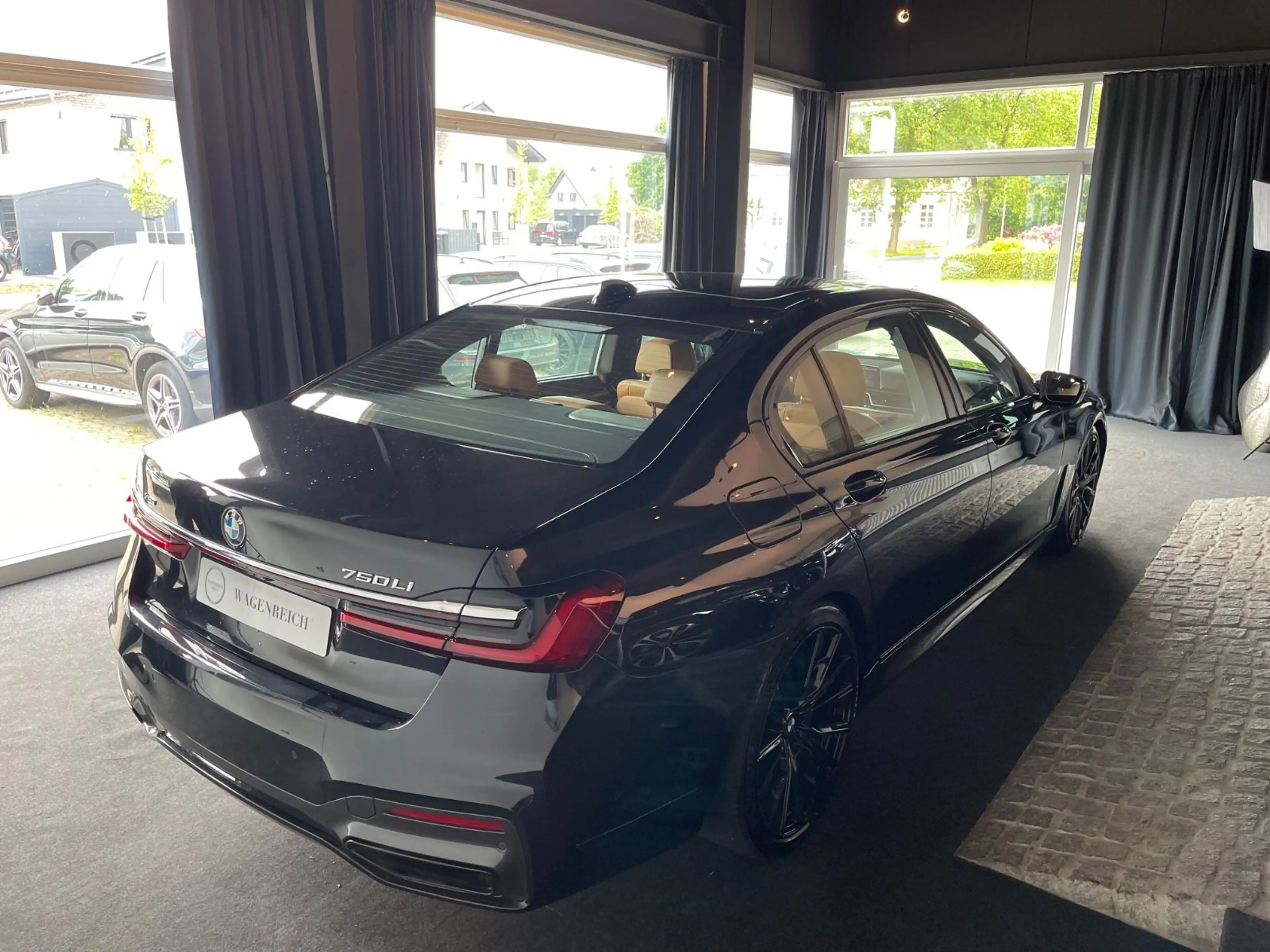 BMW 750 i M-Paket / M Sport / Long / Night — photo 7