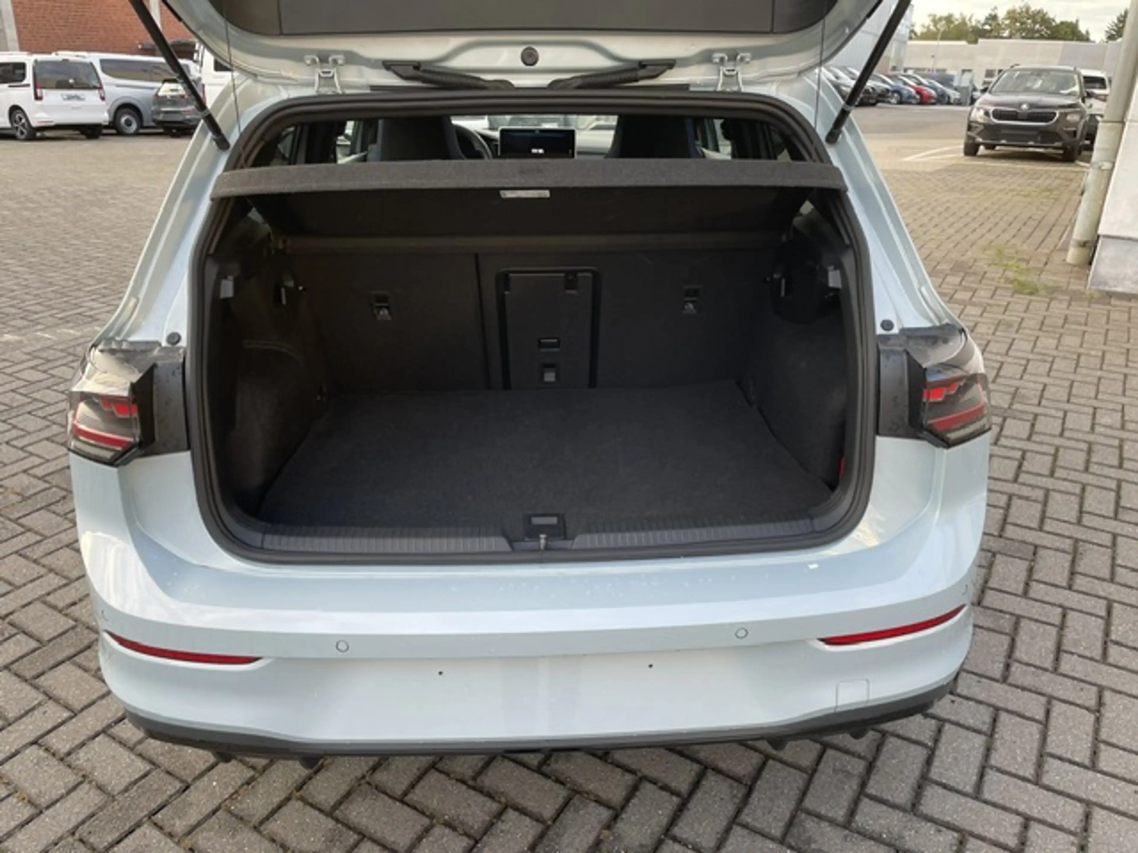 Volkswagen Golf VIII GTE eHybrid DSG 200 kW BlackStyle IQ-Light... — photo 7