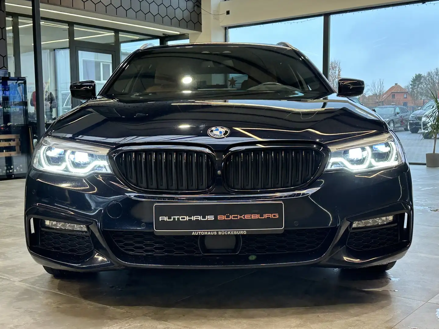 BMW 540 i xDrive M Sport  B&W AHK Pano Head-UP Schwarz - 2