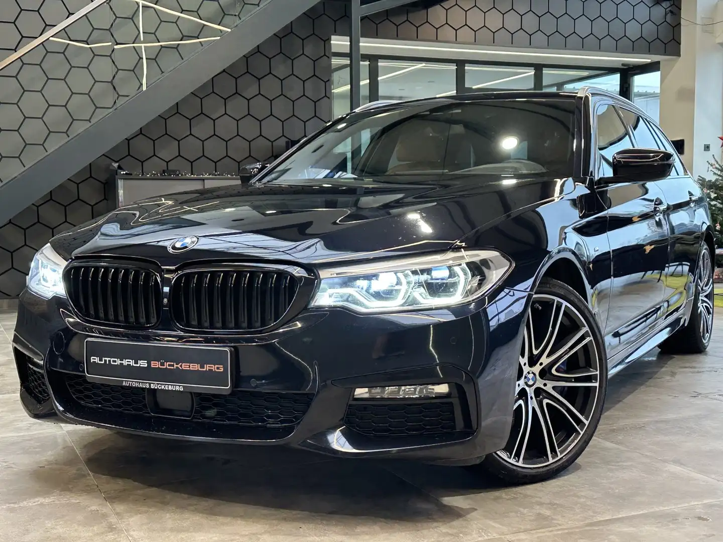 BMW 540 i xDrive M Sport  B&W AHK Pano Head-UP Schwarz - 1