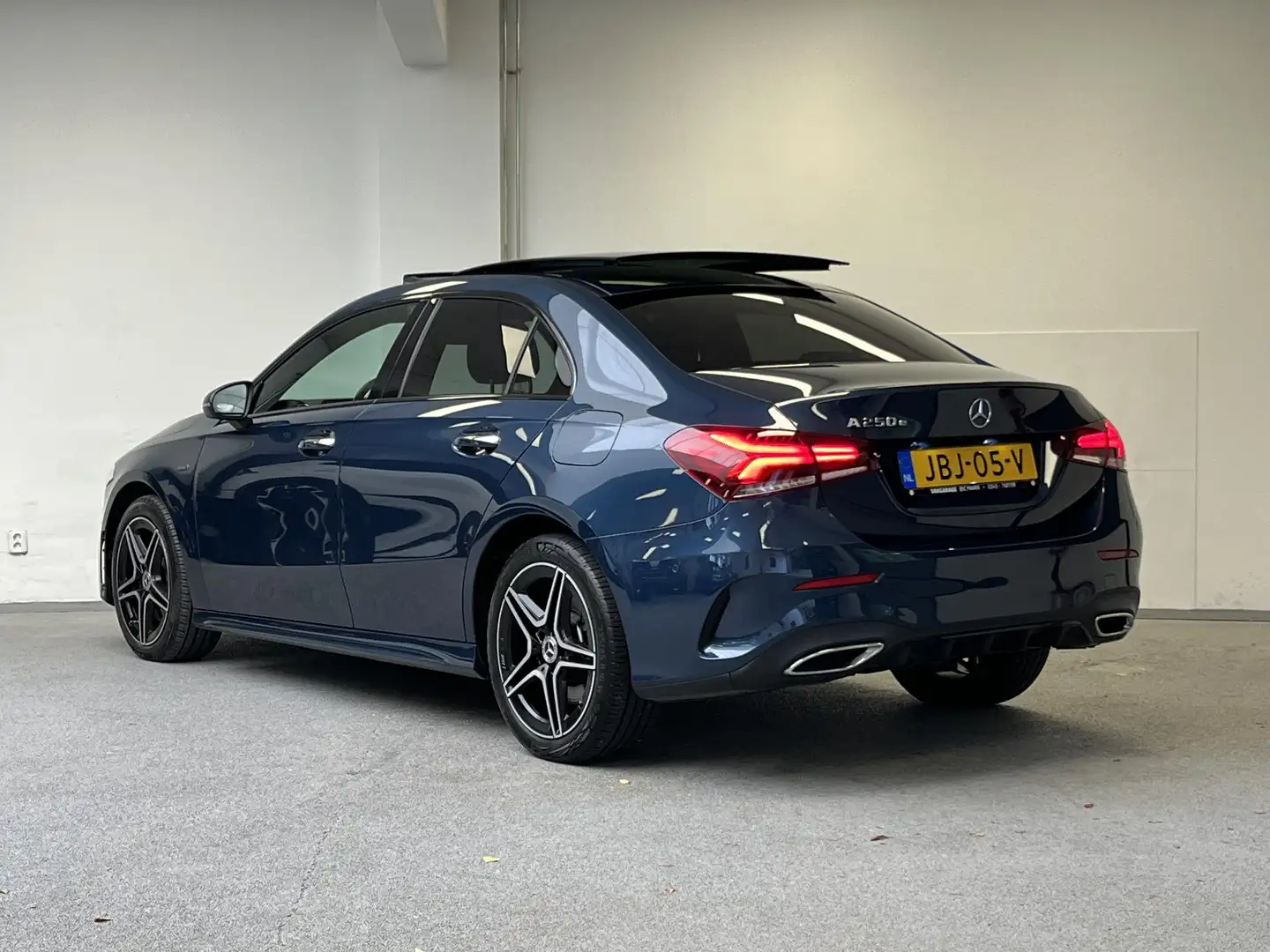 Mercedes-Benz A 250 e AMG Line | PANO | BURMESTER | SFEER | MULTI-BEAM Blauw - 2