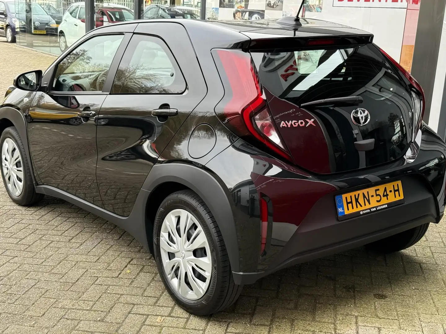 Toyota Aygo X 1.0 VVT-i MT Play NL-AUTO Apple Car Play/Android A Zwart - 2