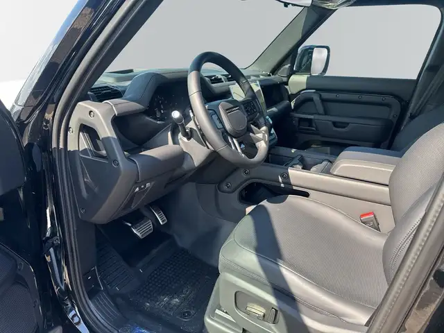 Land Rover Defender 110 view 8