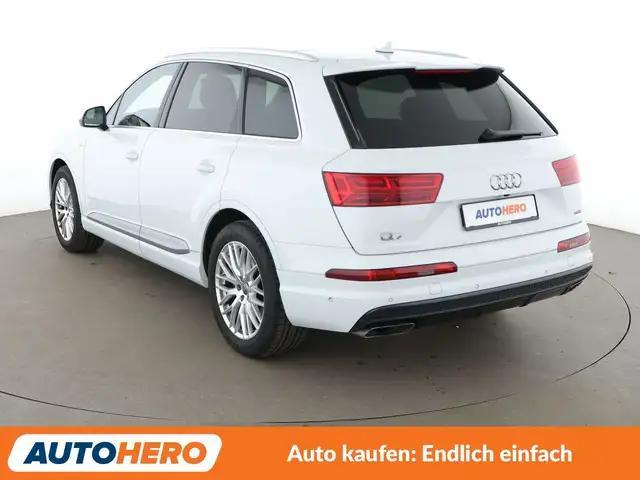 Audi Q7 view 4
