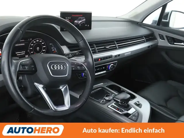 Audi Q7 view 11