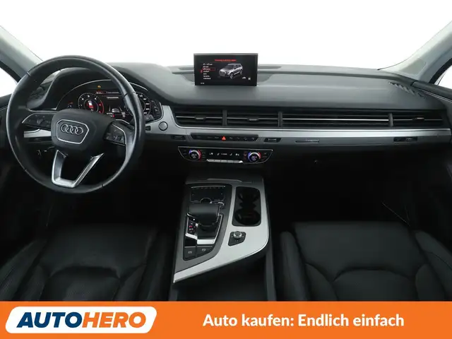 Audi Q7 view 12