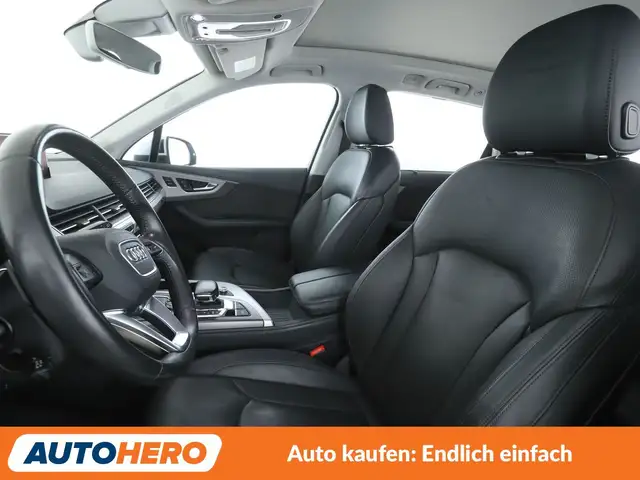Audi Q7 view 10