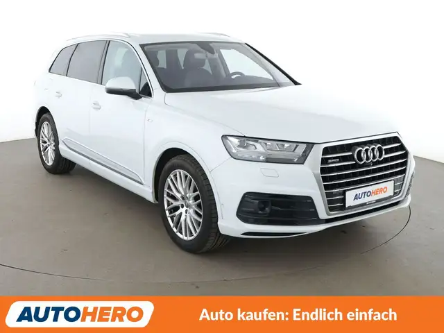Audi Q7 view 8