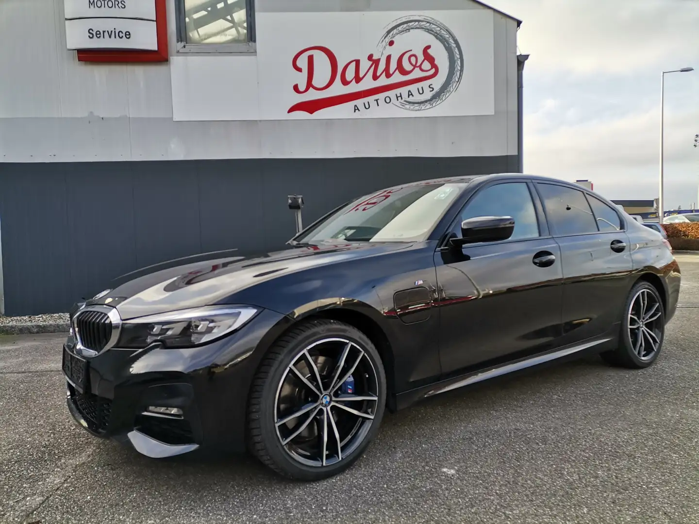 BMW 330 330 e M Sport Schwarz - 1