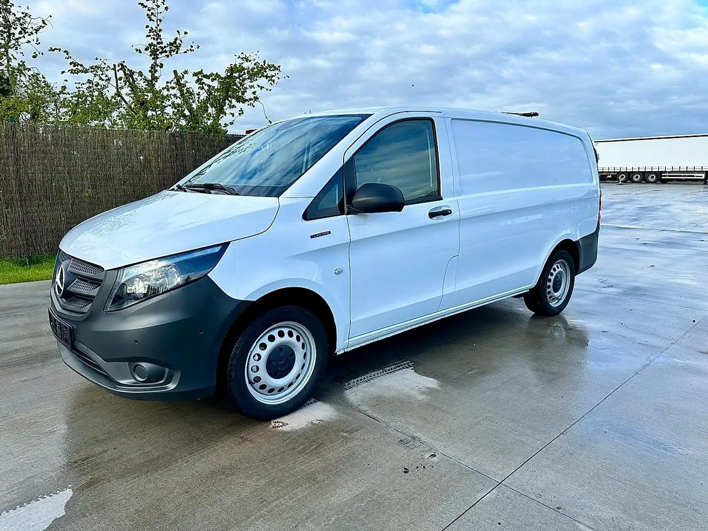 Mercedes-Benz Vito E-VITO Blanc - 1